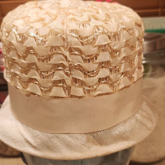 Vintage Elegant Cream Hat with Pink Feather Accents main image 6